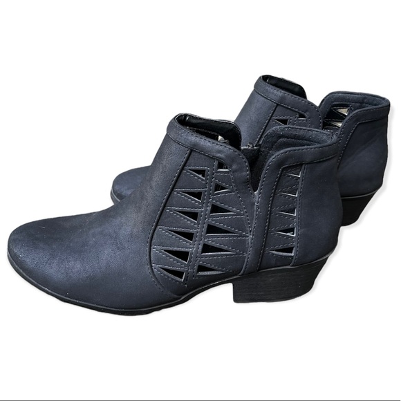 Soda Chance Black Perforated Cut Out Stacked Block Heel Ankle Booties Shoes Sz 7 - Picture 2 of 13